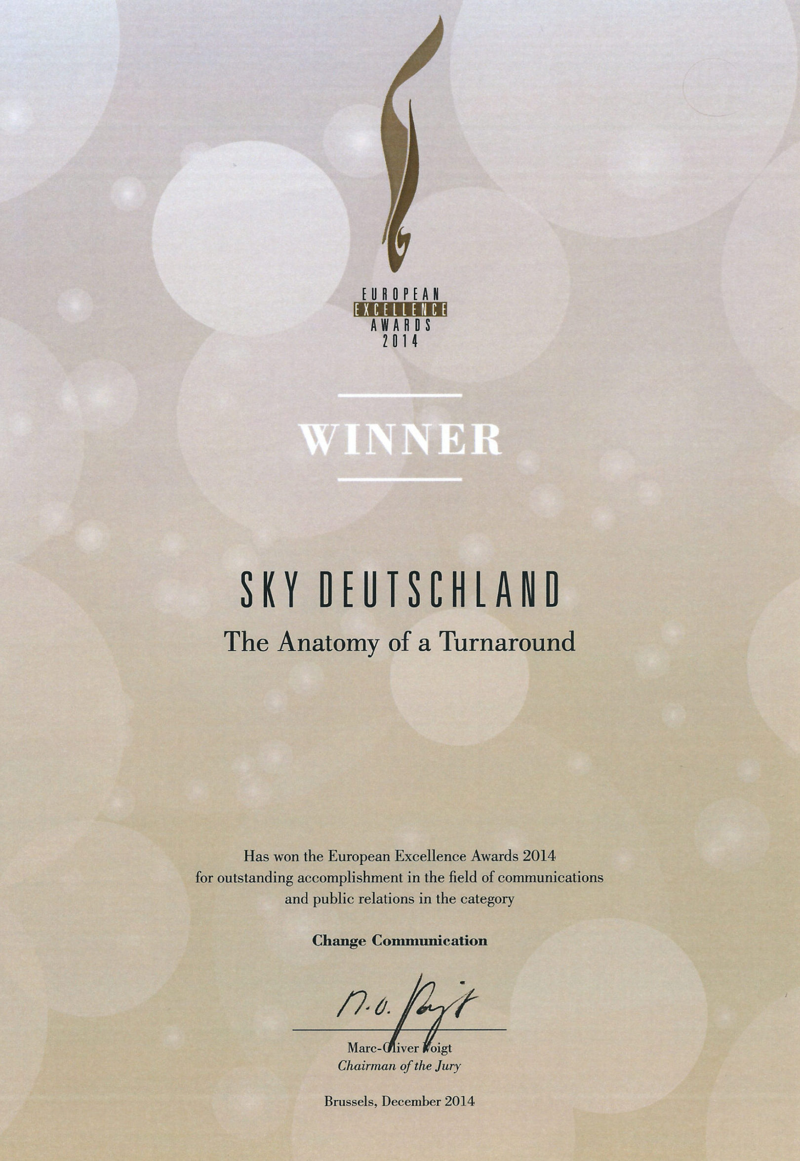 Urkunde der European Excellence Awards 2014 für Sky Deutschland als Gewinner in der Kategorie Change Communication mit der Kampagne „The Anatomy of a Turnaround“.