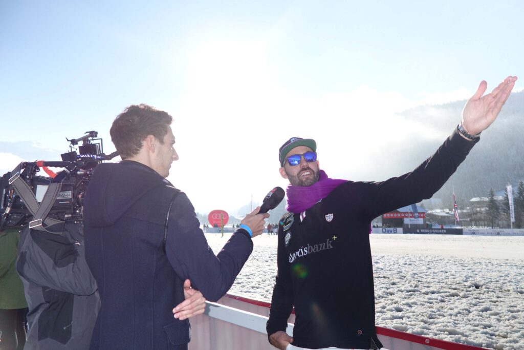 Sky Sport News Reporter Matthias Berger im Interview mit Snow Polo World Cup Veranstalter Tito Gaudenzi.