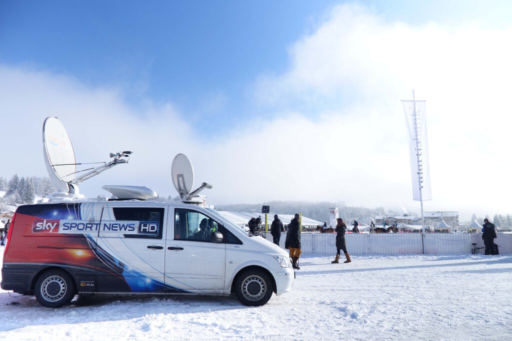 Sky Sport News HD Übertragungswagen beim Snow Polo World Cup 2015 für Live-Schalten und TV-Berichterstattung.