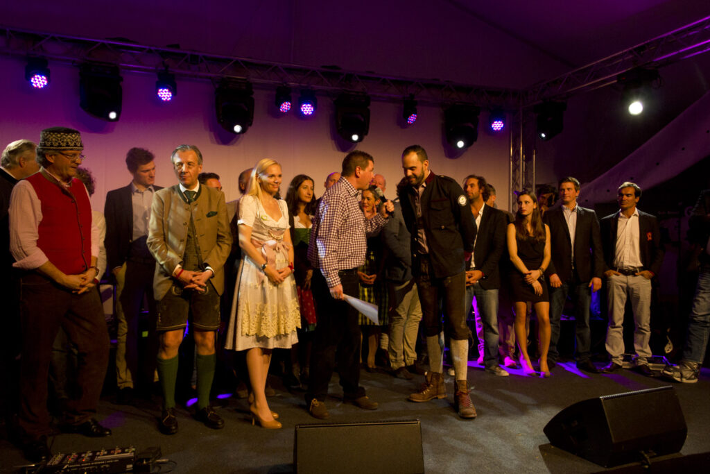 Charity-Aktion zugunsten der Sky Stiftung bei der Polo Players Night des Snow Polo World Cup 2015.