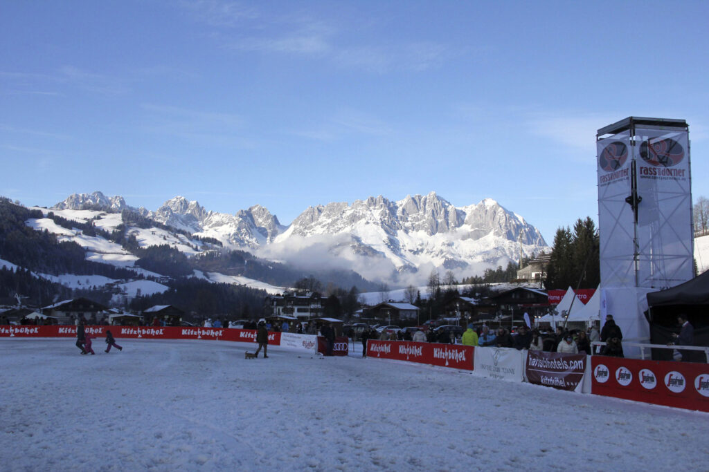 Snow Polo World Cup 2015 mit Polospielern im Schnee und Zuschauern am Spielfeldrand.