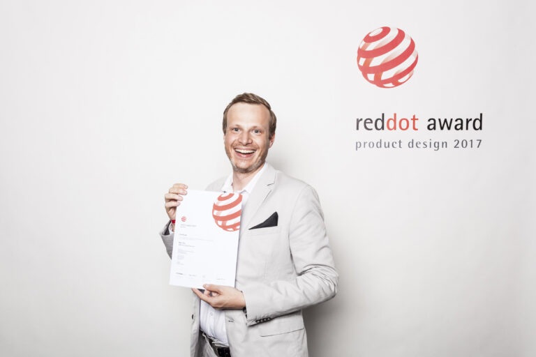 Damian Holmer mit Urkunde des Red Dot Design Award 2017 für den Sky+ Pro Receiver.