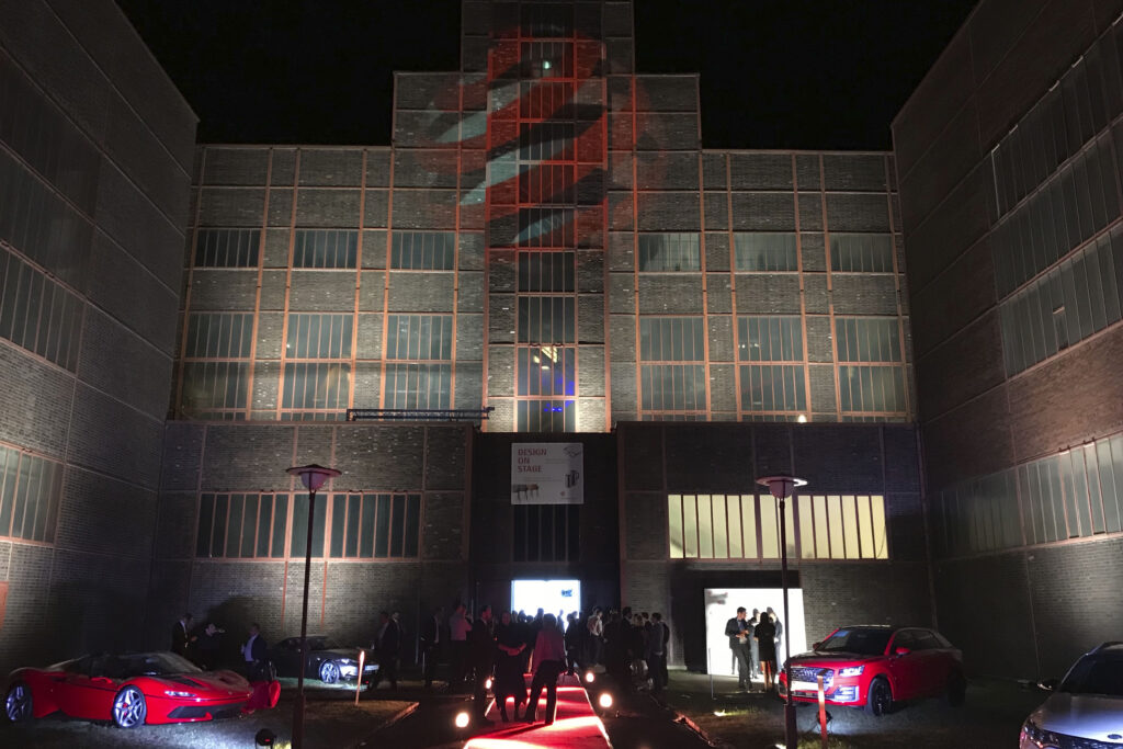 Red Dot Design Museum auf dem Gelände der Zeche Zollverein in Essen bei Nacht.