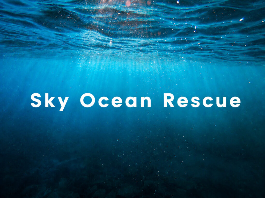 Unterwasser-Visual der Sky Ocean Rescue CSR-Kampagne mit Lichtstrahlen im Meer und weißem Schriftzug zur Förderung von Umwelt- und gesellschaftlicher Verantwortung.