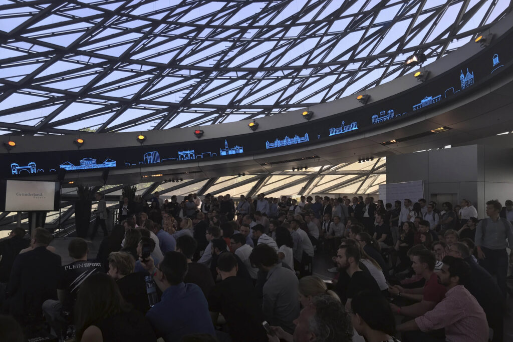 Über 800 Teilnehmer bei einem Startup- und Innovations-Event in der BMW Welt München im Kontext von Sky Ocean Rescue und The Royal Jungle.