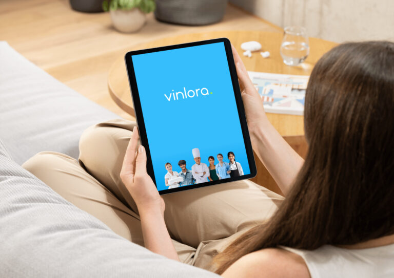Tablet mit vinlora-Visual für internationale Fachkräftevermittlung und Integration im Wohnumfeld