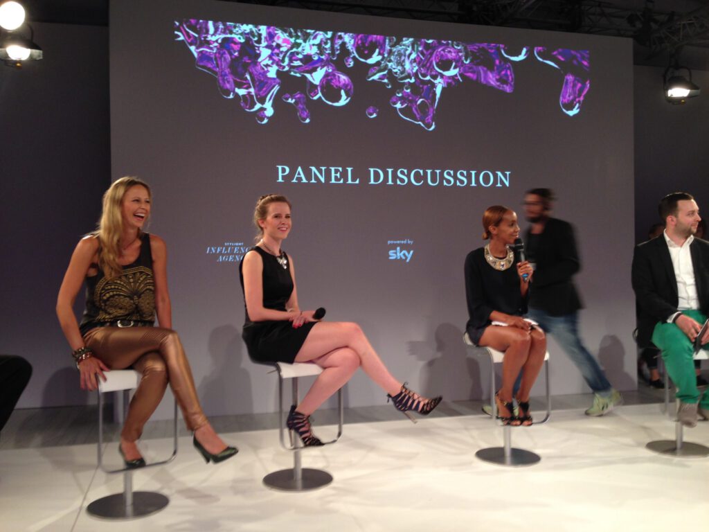 Sky Reporterin Lisa Heckl bei einer Paneldiskussion auf der Fashion Blogger Conference von Stylight während der Berlin Fashion Week