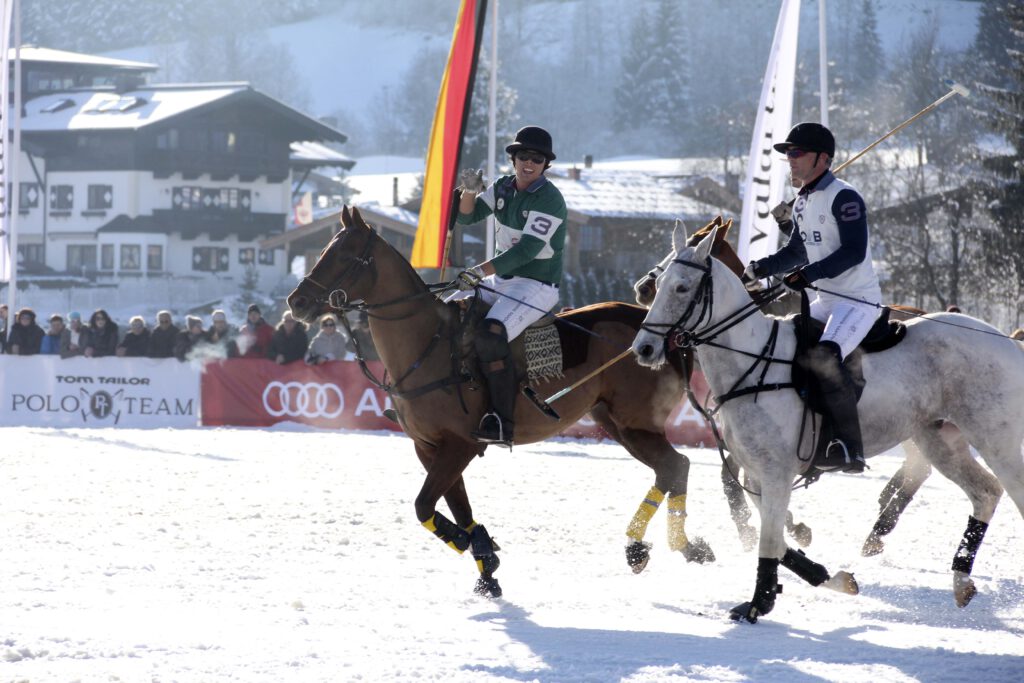 Polo-Spieler während eines Snow-Polo-Matches auf dem verschneiten Turnierfeld