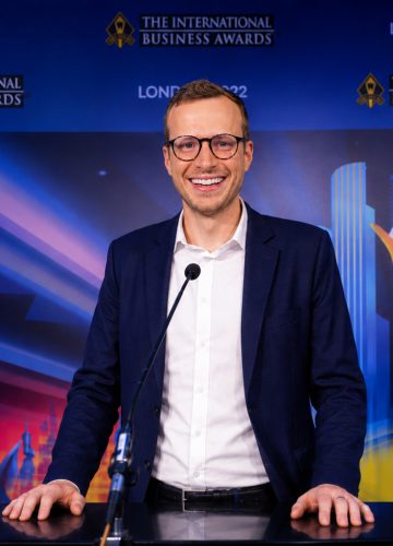 Damian Holmer als Chairman of the Jury bei den International Business Awards 2022 in London.