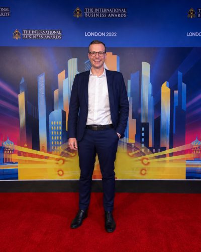 Damian Holmer bei den International Business Awards 2022 in London als Chairman of the Jury auf dem roten Teppich.