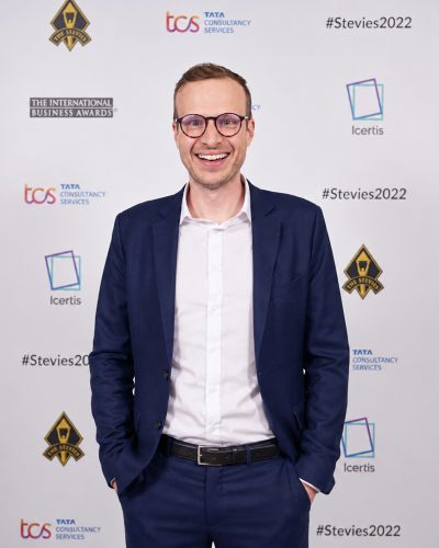 Damian Holmer bei den International Business Awards 2022 in London als Chairman of the Jury.